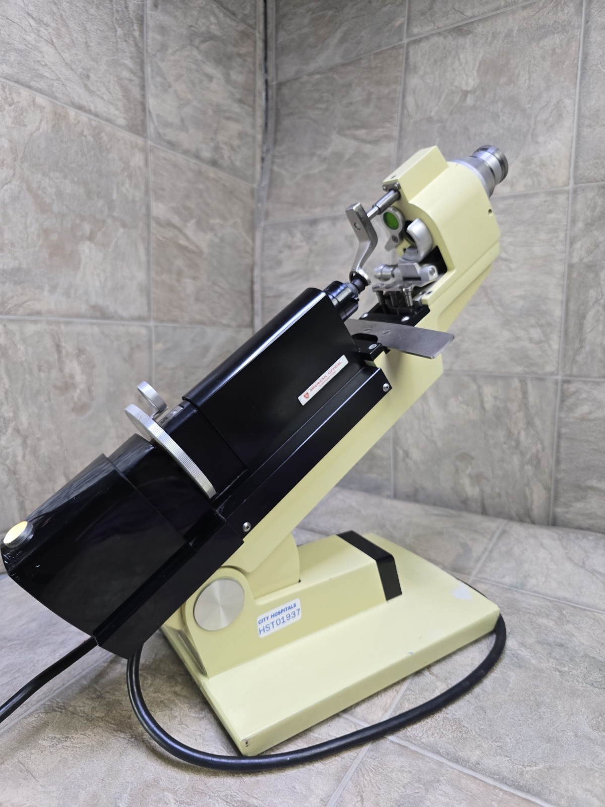 American Optical LENSOMETER (model:12603) 15 Watts /115 Volts