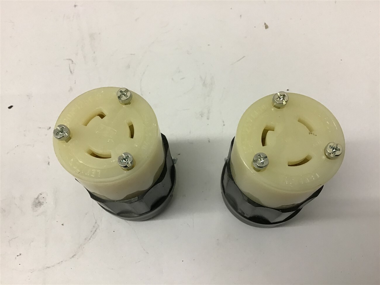 Leviton 2313 20 Amp 125 Volt Connector locking 2 Pole Lot Of 2
