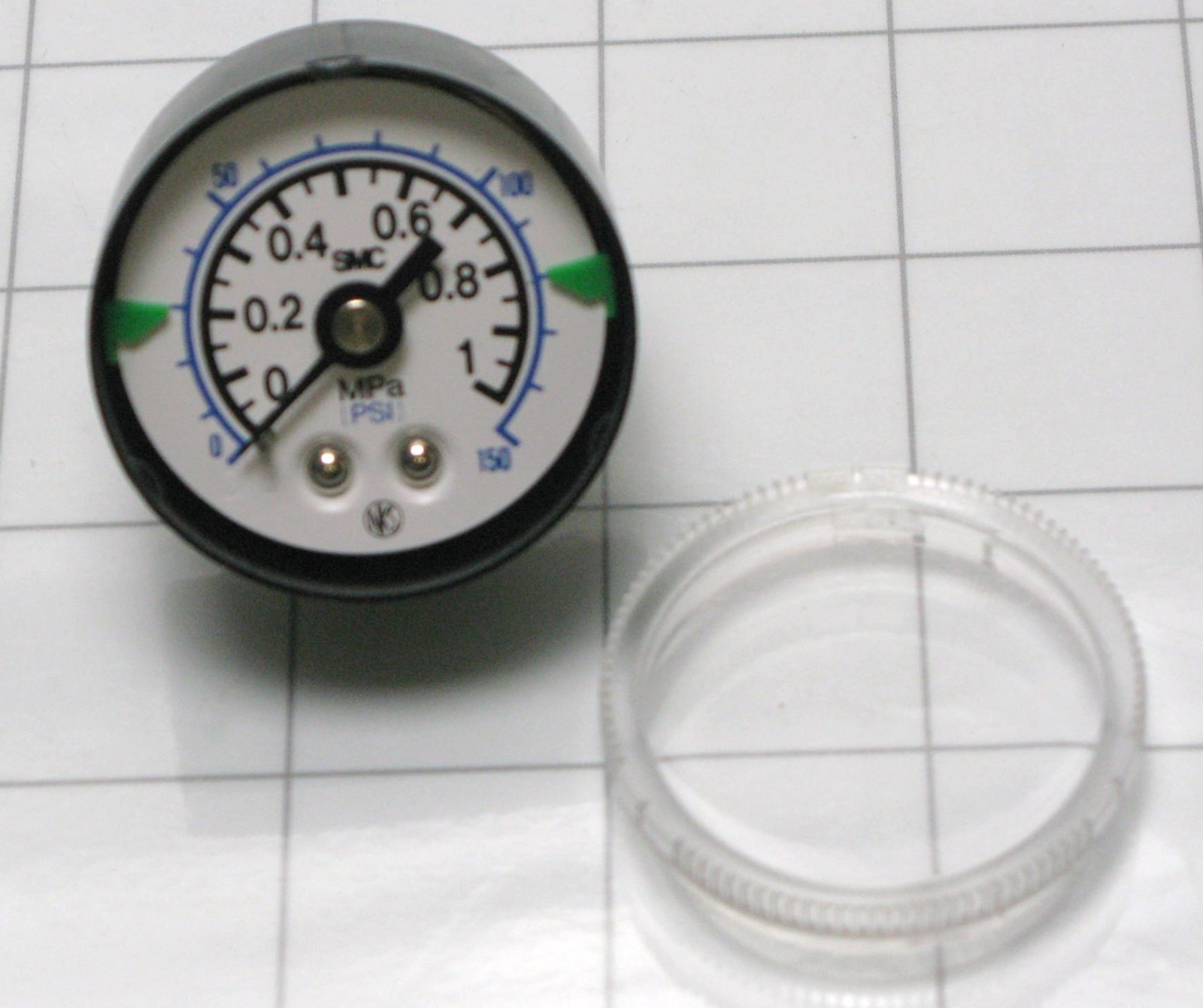SMC 150 psi gauge with max/min pointers 1/4 NPT mount 1 MPa 1 5/8″ diameter