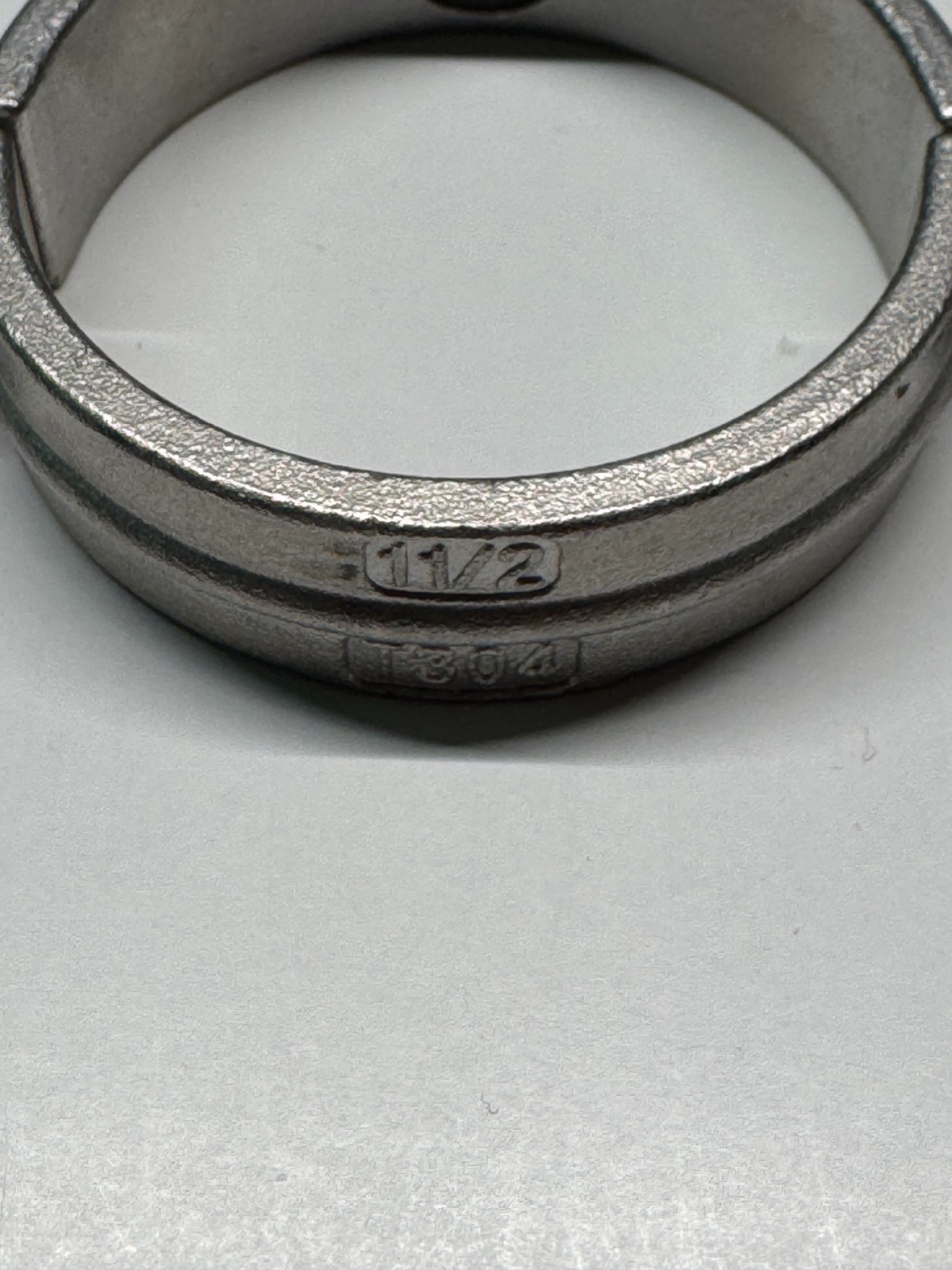 1-1/2″ 304 Stainless Steel Split Ring Pipe Hanger (1.90″ OD)