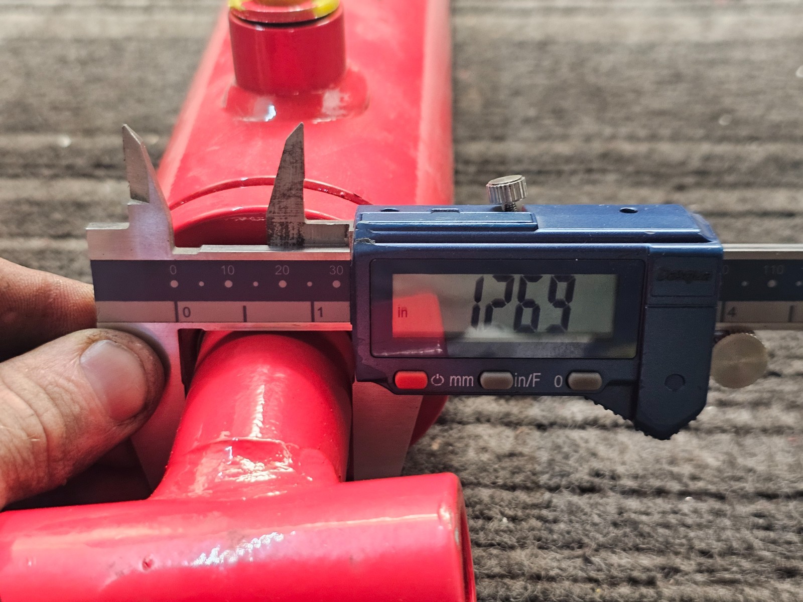 Hydraulic Welded Cylinder 2.89″ OD x 22″ Retracted Length x 1.26″ Rod