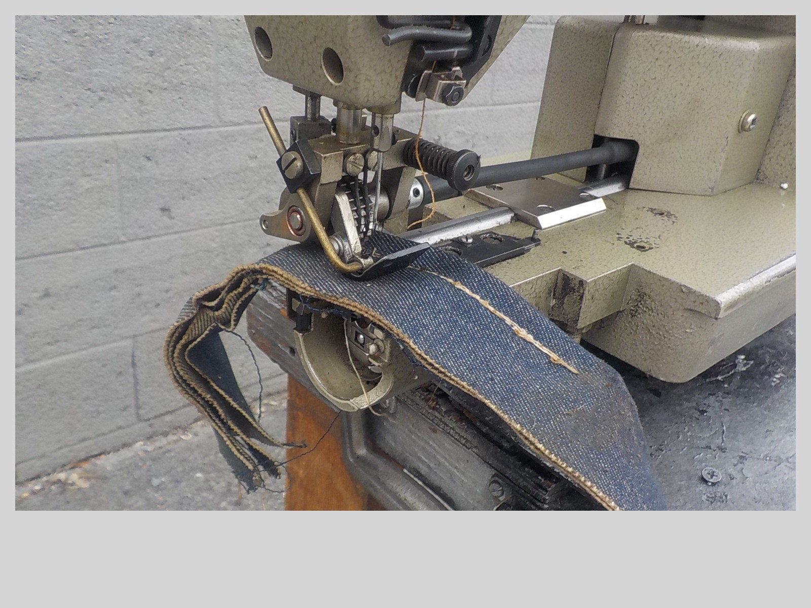 Industrial Sewing Machine Singer 591,one needle with puller ,hemming