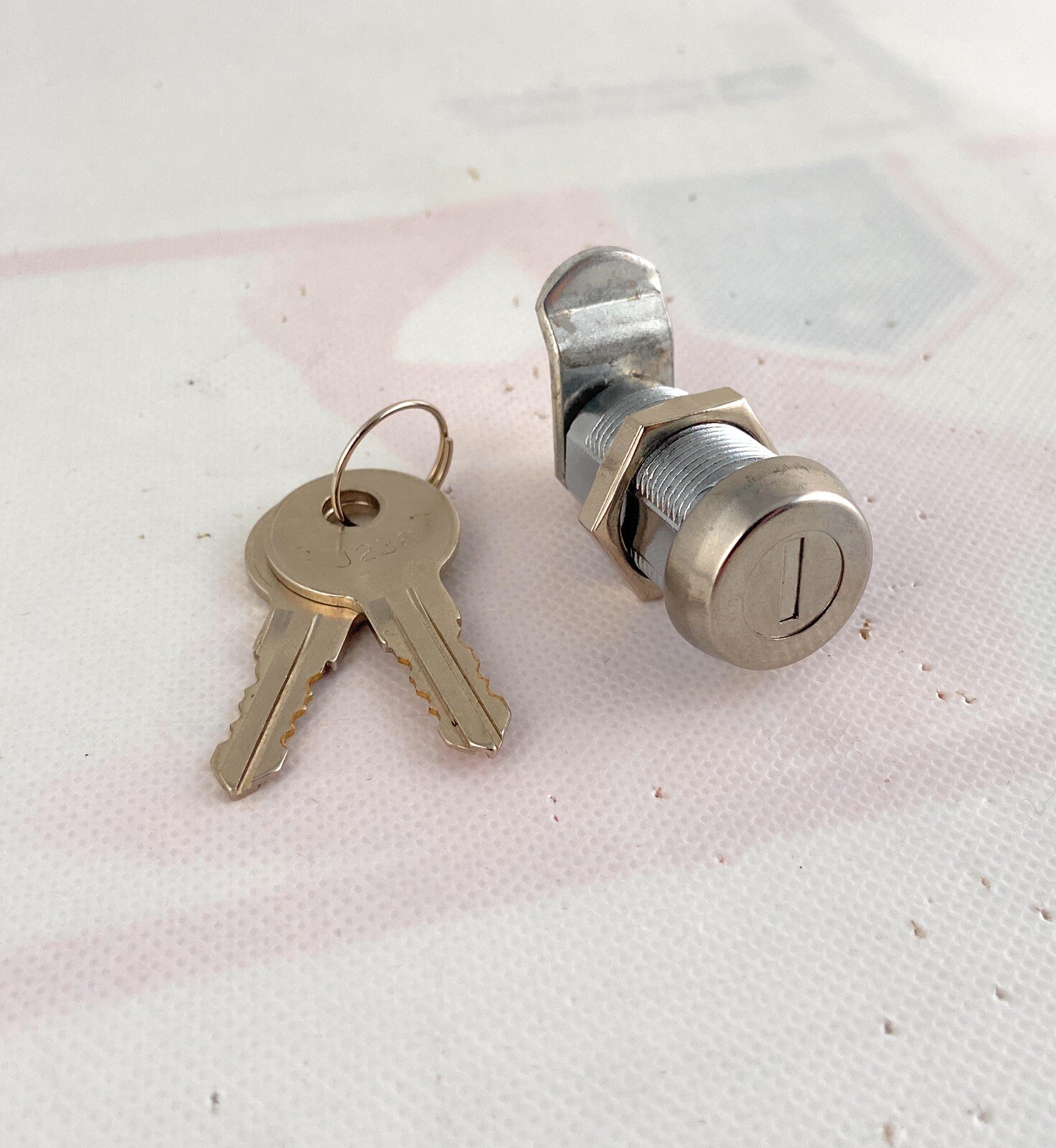 🌟Weather Resistant 1-1/8″ Cam Lock w Dust Cover, Keyed Alike J236 For RV Camper