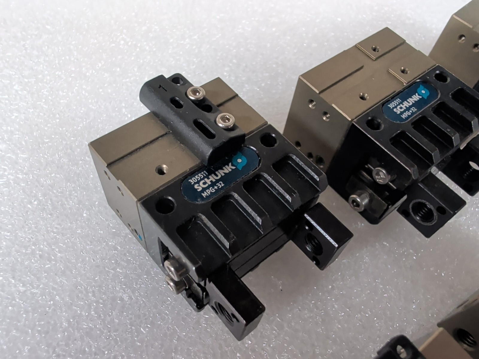 -USED- Schunk MPG-plus 32 0305511 PNEUMATIC PARALLEL GRIPPER
