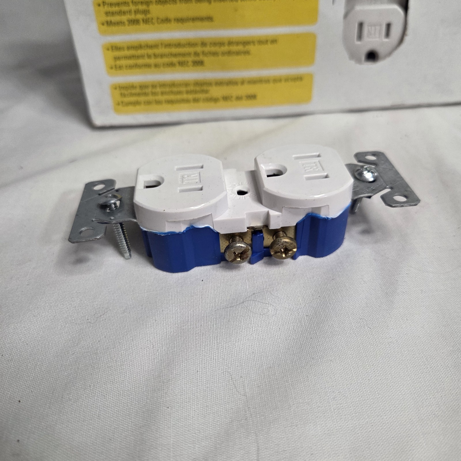 Cooper Wiring Devices Grounding Duplex Receptacle 15A-125V White Lot Of 20 NIB