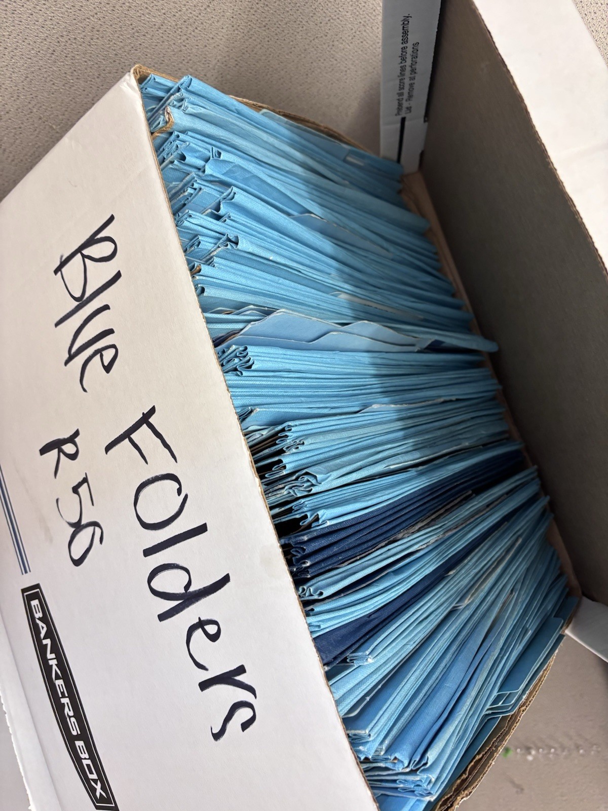 Letter classification folders brown and blue