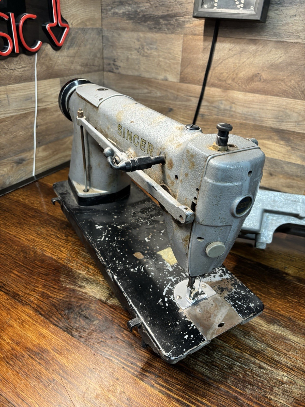 Singer 251-12 Upholstery Machine with oil pan, attachments & extras, WORKS BUT..