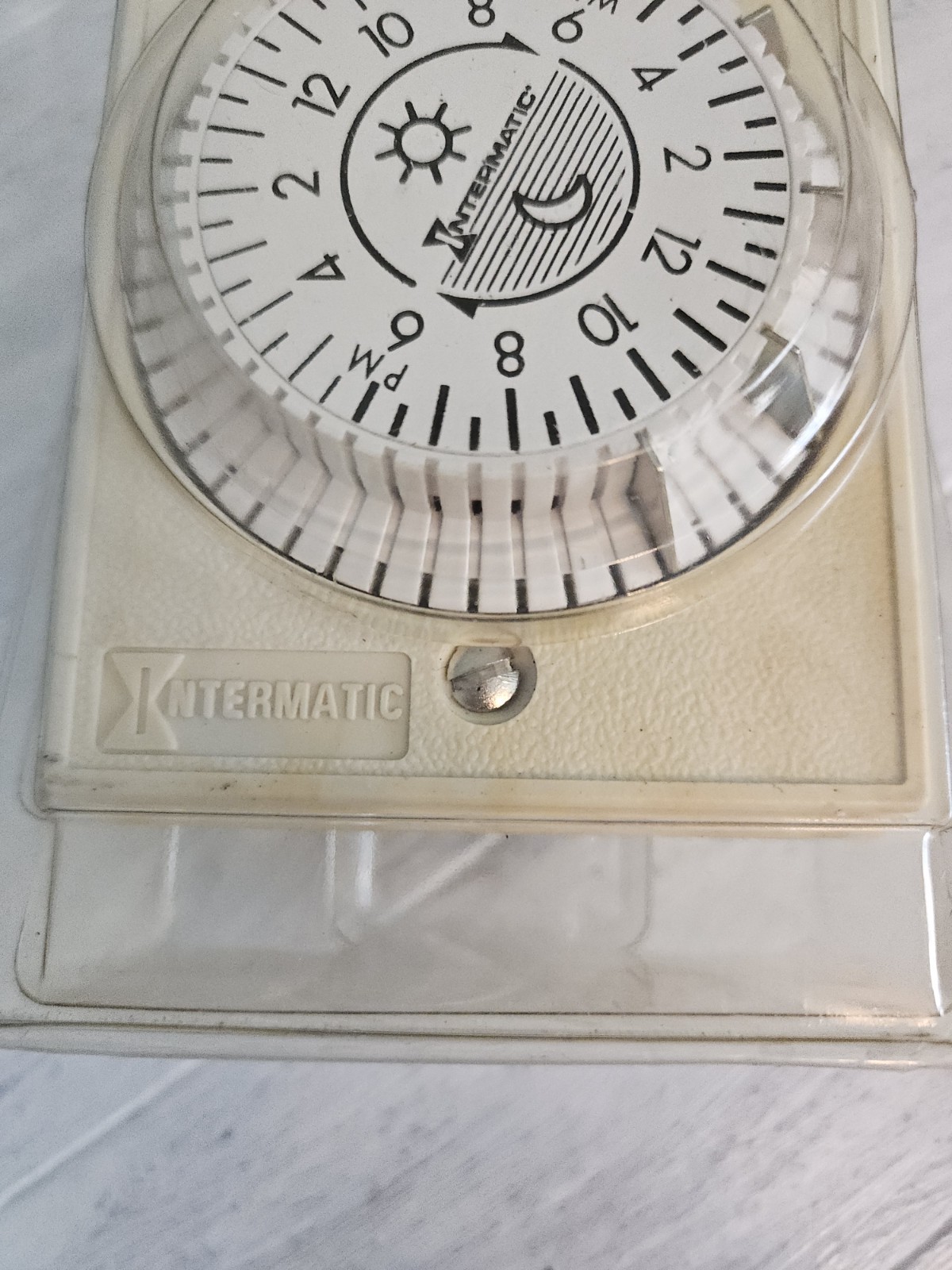 INTERMATIC Heavy Duty Wall Switch Security TIMER Model E1020C 24 Hour Control