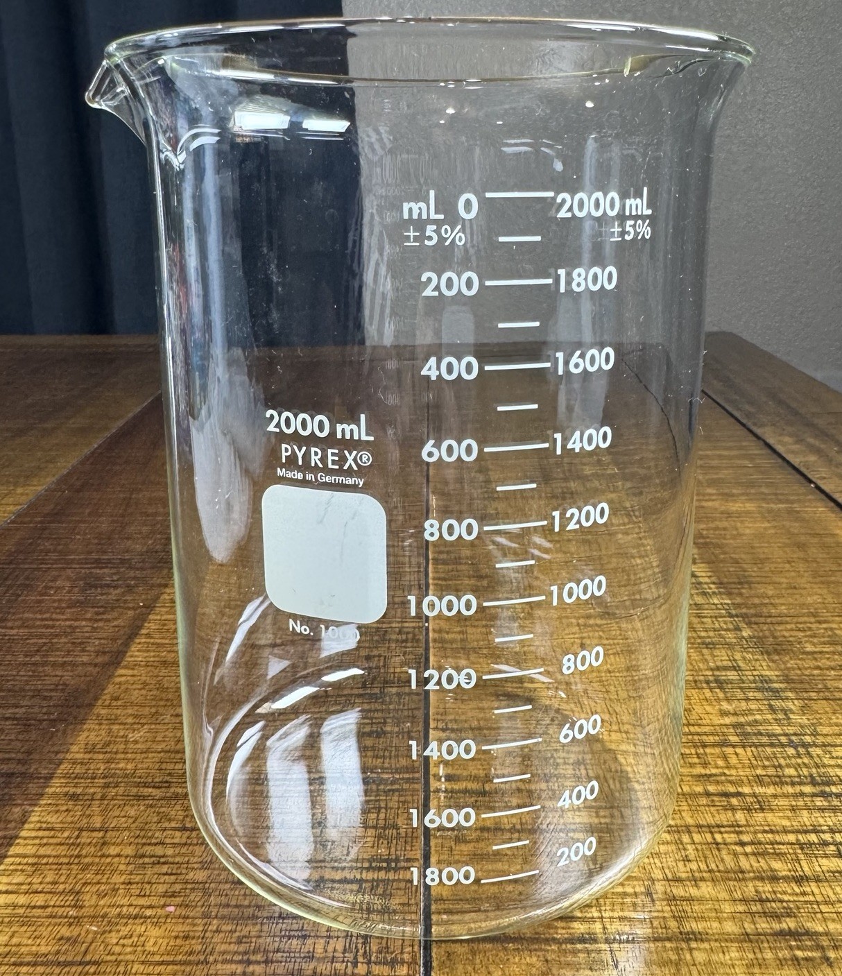 PYREX Glass 2000mL Low Form Dual Scale Graduated Griffin Beaker #1000