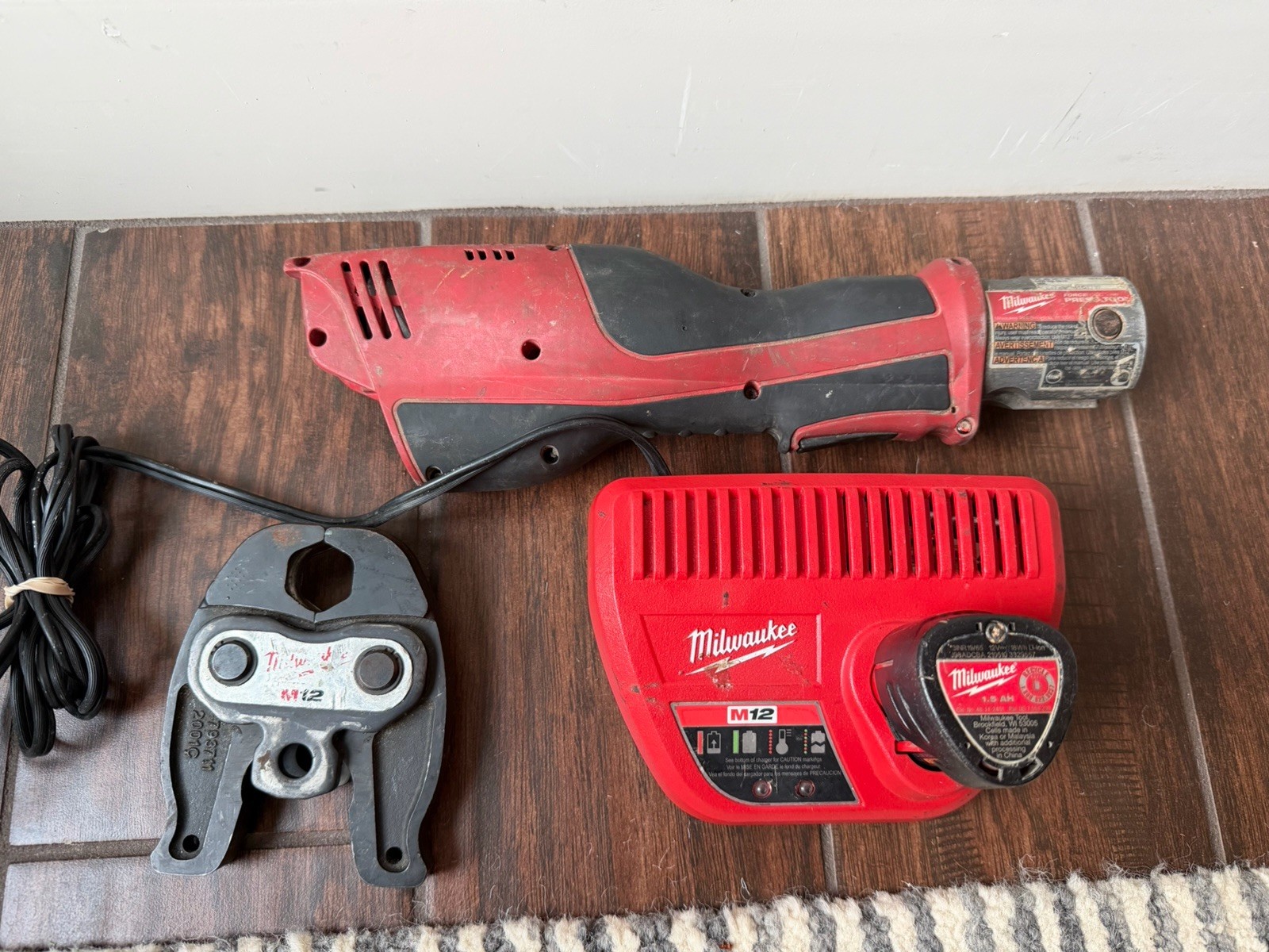 MILWAUKEE 2473-22 M12 FORCE LOGIC PROPRESS TOOL with 3/4″ Jaw Battery Charger