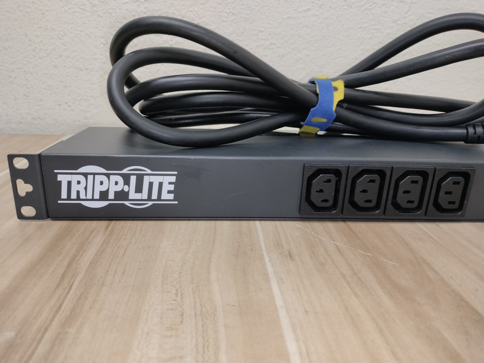 Tripp-Lite PDUNV PDU 16A 120-240V Series AGIB24016RMPDU