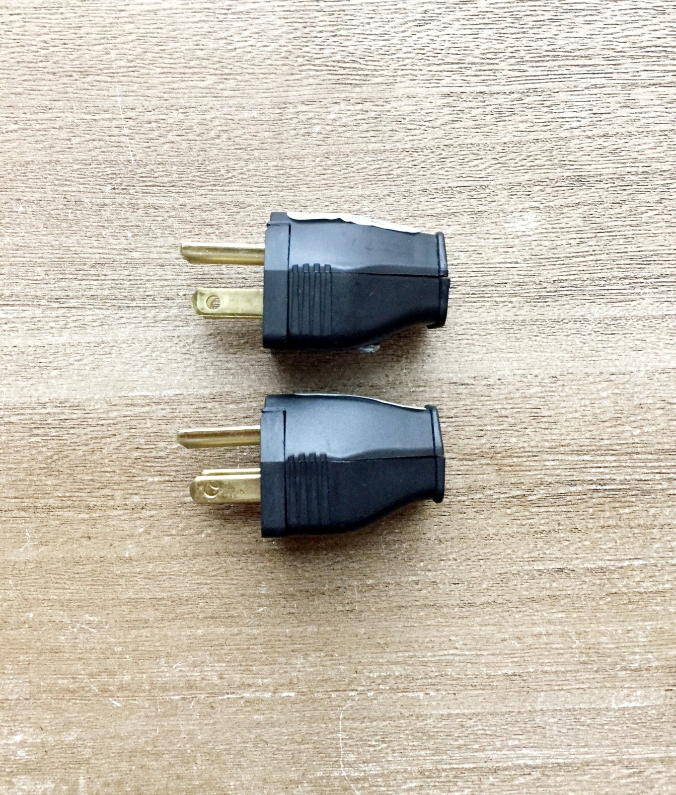 Leviton 2-Pole 3 Wire Grounding Plug 3W101-E NEMA 5-15P Clamptite Black – 2 Pcs