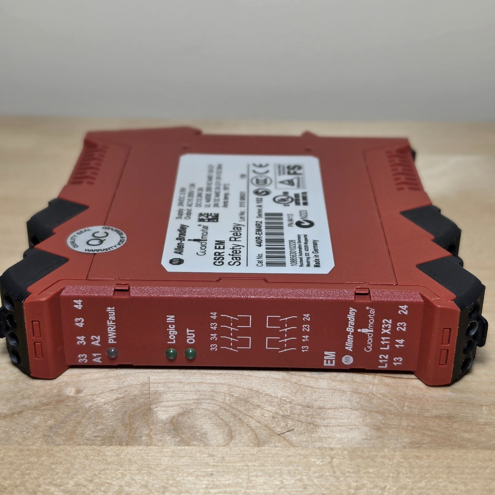 Allen-Bradley 440R-EM4R2 GSR EM Guardmaster Safety Relay 24VDC Ser A