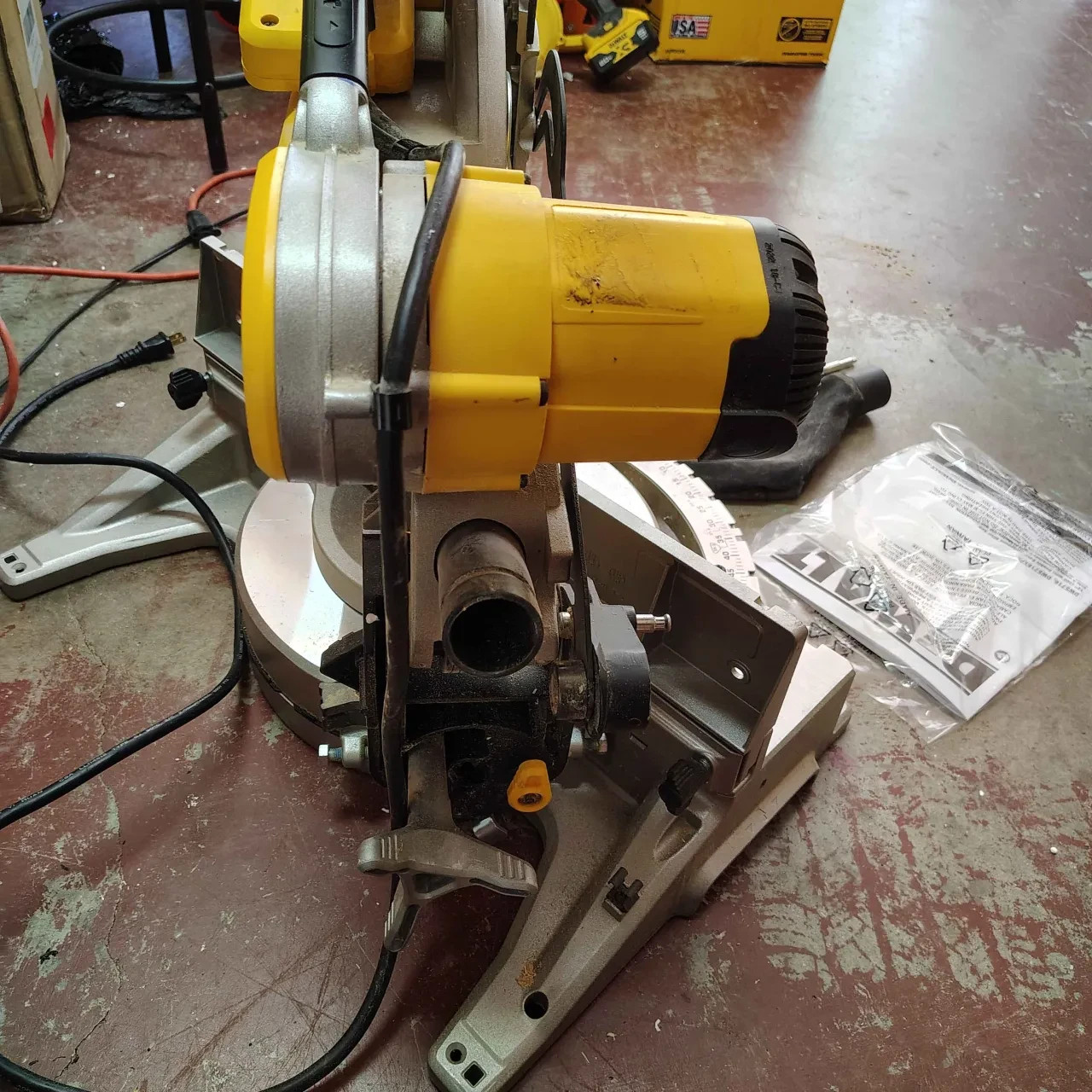 DEWALT DWS716R 15 Amp 2-Bevel 12″ Compound Miter Saw *READ*