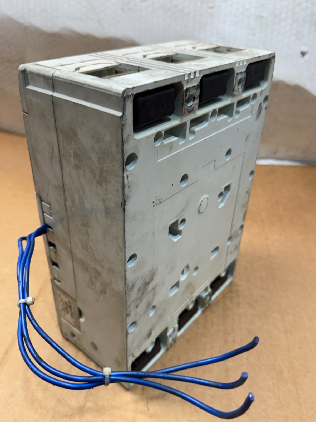 USED MOELLER 3-POLE 400AMP CIRCUIT BREAKER NZM 10-400H-NA