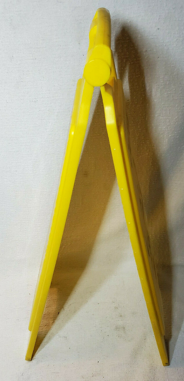 RUBBERMAID CAUTION WET FLOOR YELLOW 2 SIDED FOLDING SIGN (611277YEL)