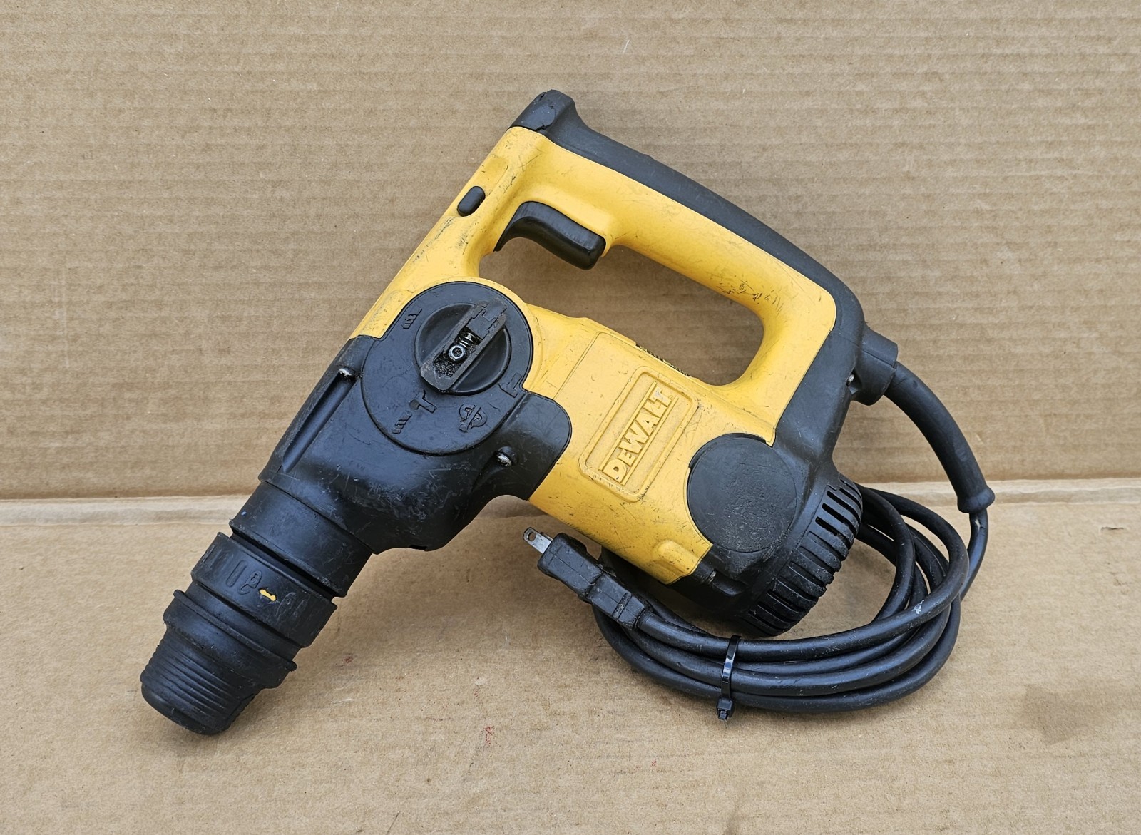 Dewalt D25304 Heavy-Duty 1 Inch L-Shape SDS Rotary Hammer Corded Drill