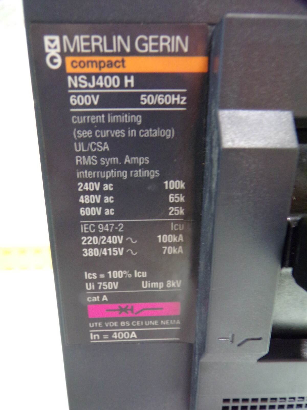 MERLIN GERIN 400 AMP CIRCUIT BREAKER W/ ADAPTER 600 VAC 3 POLE NSJ400 H