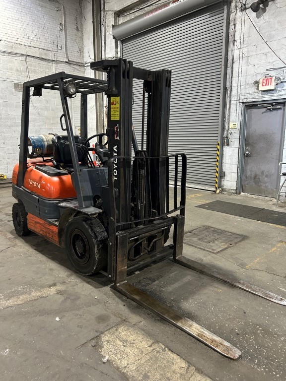 TOYOTA 42-6FGU25 5,000LBS. FORK LIFT -PROPANE, Side Shift, Solid Pneumatic Tires