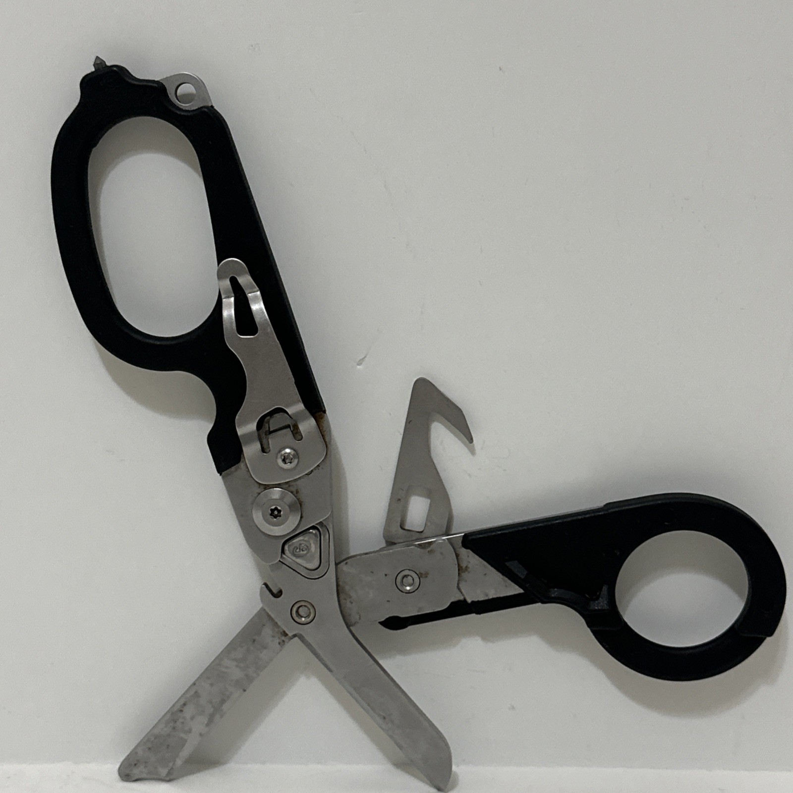 6-in-1 Folding Emergency Trauma Shears Glass Breaker Strap Cutter Black