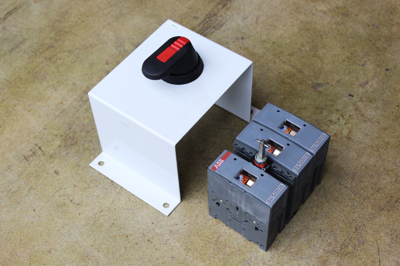 ABB OS 60J12 GENERAL PURPOSE SWITCH W/ HANDLE 60 AMP 3 PHASE OS60J12 – EXCELLENT