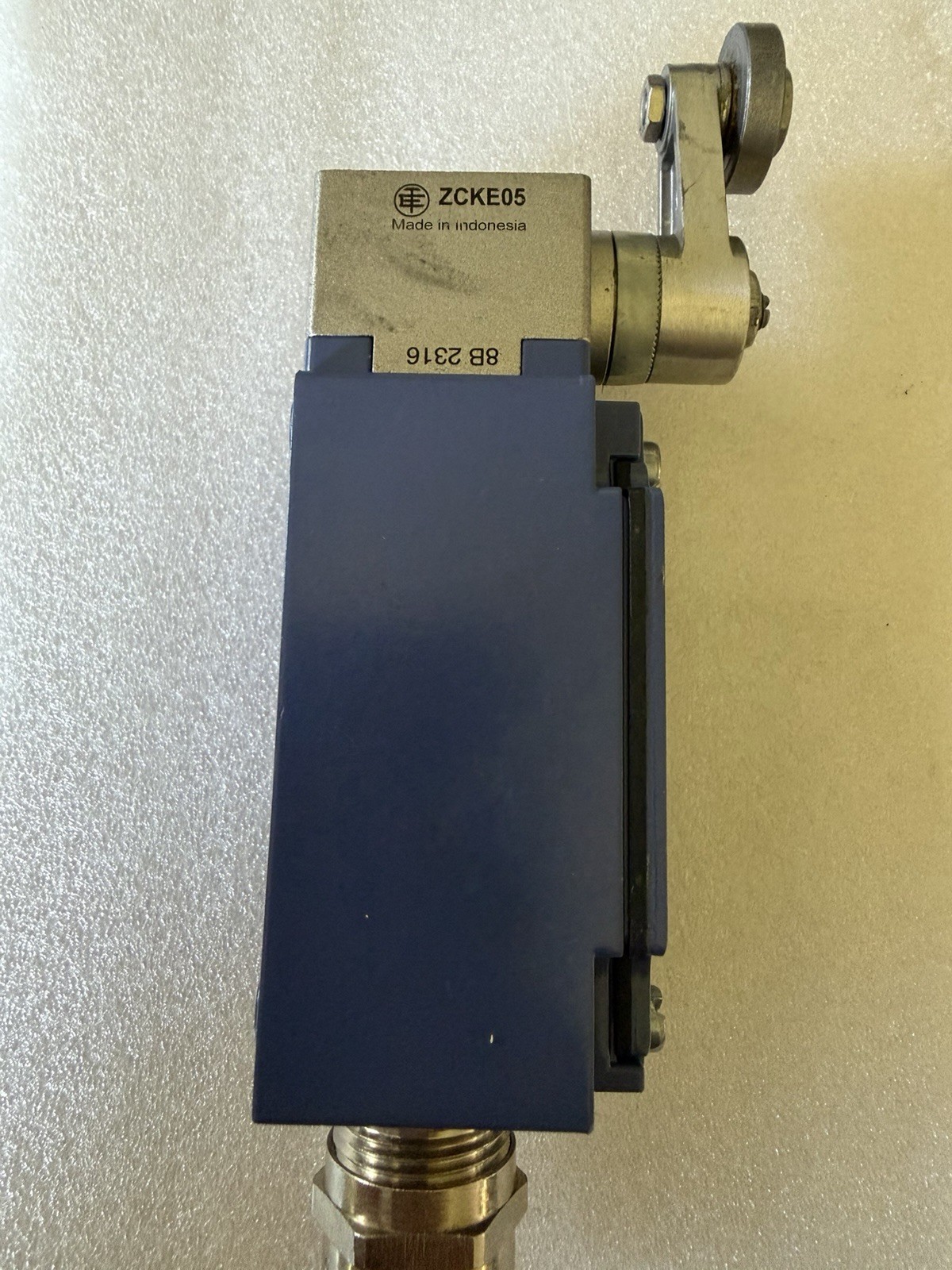 Telemecanique Sensors Xckj10513h7 Limit Switch, Roller Lever, Rotary, 1Nc/1No,