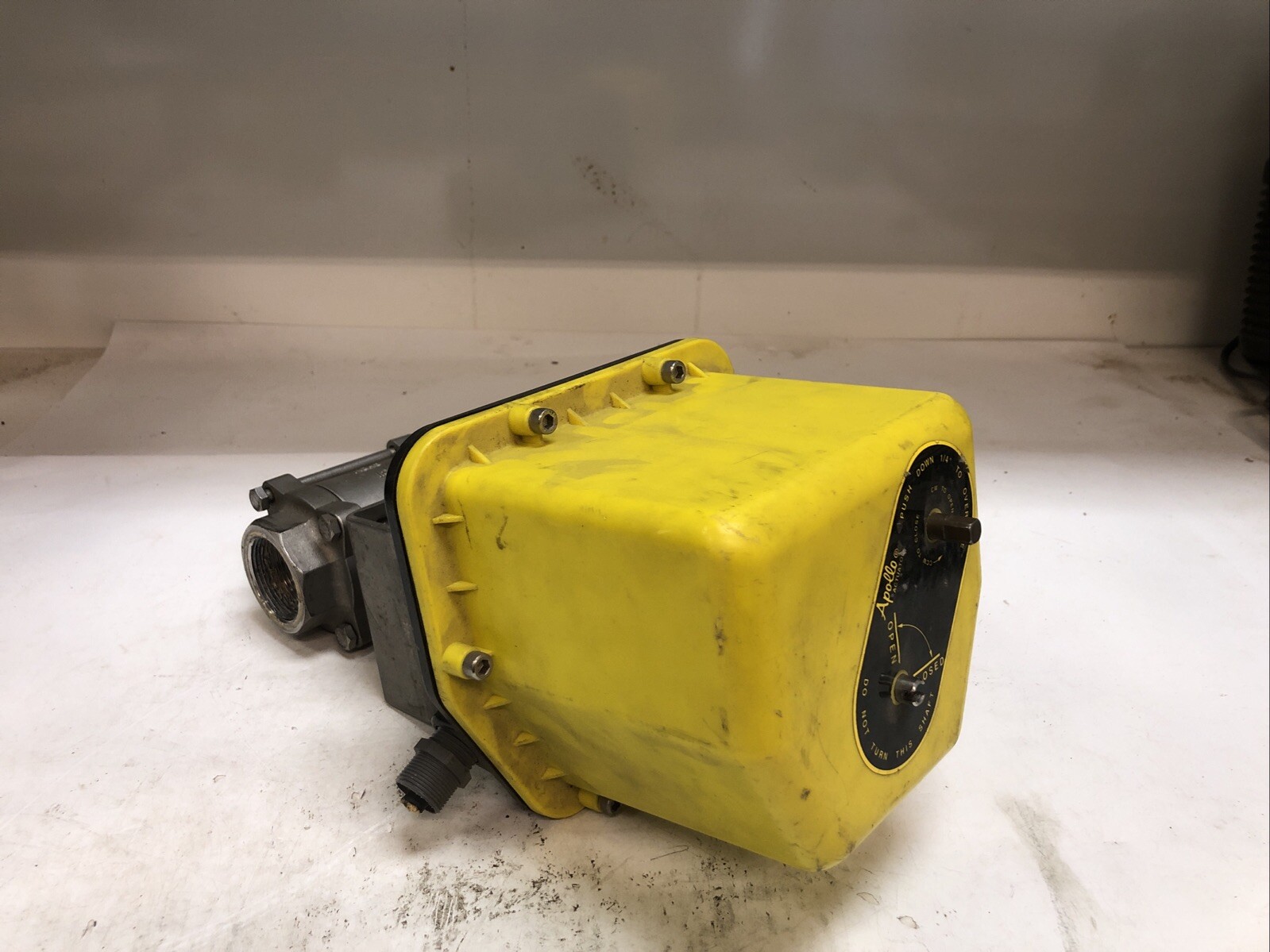 1 USED APOLLO ACTUATOR AE40010, 24VDC NEMA 4,TORQUE 400 IN-LBS, 1.38 AMPS