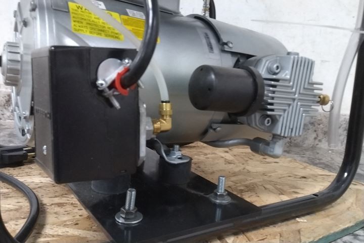 Gast 5HCD-101T-M550NGX 0.75 HP 120VAC, 240VAC 2 Gal Electric Air Compressor