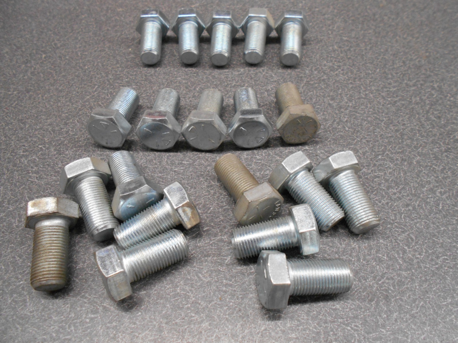 5/8″ x 1-1/4″ Bolt. (Quantity 20) Grade 5 Capscrew Hex Head Bolt. Fine #18. NOS