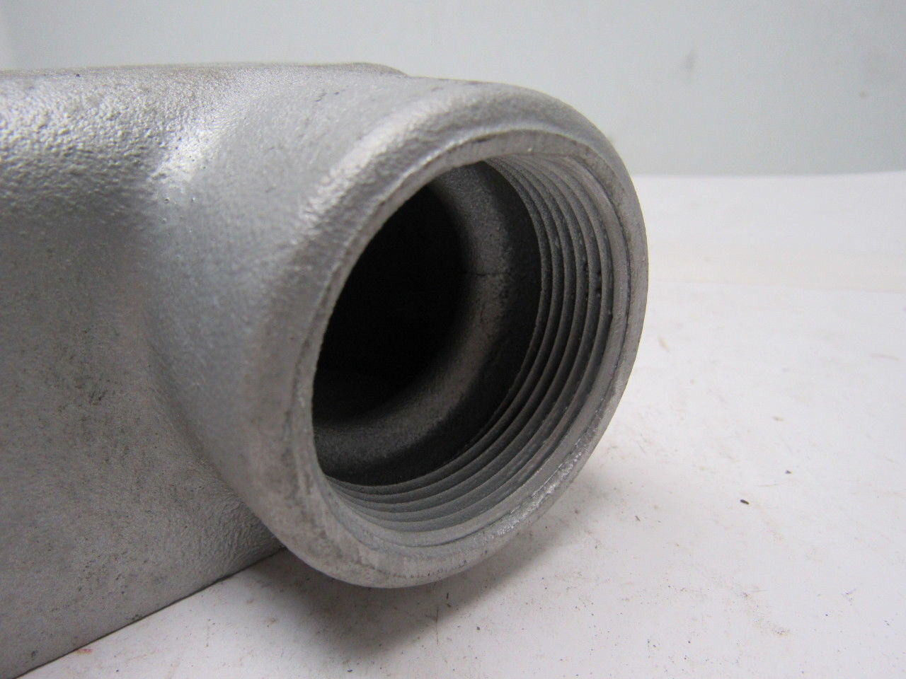 Gedney LR57 x 1-1/2″ NPT Cast Malleable Iron Threaded Conduit Body Lot Of 2