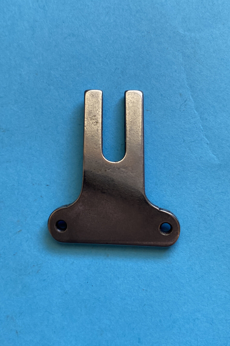 *NOS* 268298-SINGER-GUIDE FORK- FOR SEWING MACHINE *FREE SHIPPING*