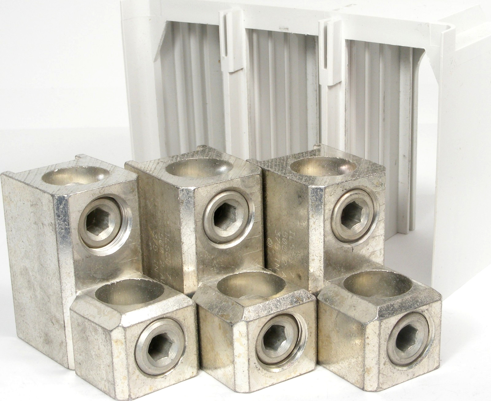 NEW Eaton Cutler-Hammer 3TA632LK Breaker Lug Kit 3P 630A, 2-500 kcmil, G Series