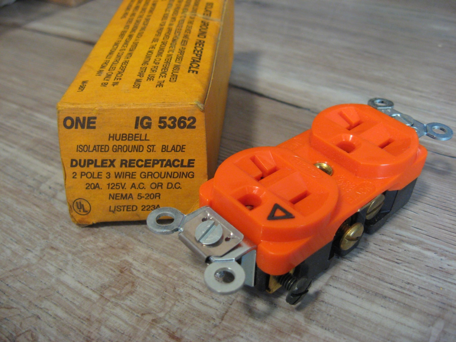 NEW Hubbell IG 5362 Duplex Receptacle Isolated Ground 20A 125V AC or DC