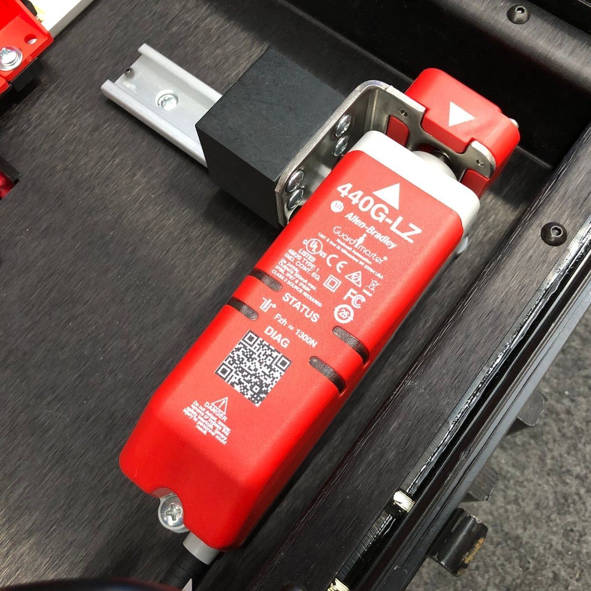 GUARDMASTER GuardLink Automation Safety Relay Demonstration Case (Untested)*