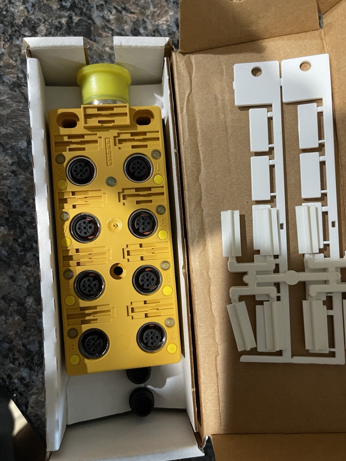 TURCK VB 80-P7X9-CS12 Distributrion Box, 8 Port, 1 SignalPer Port, 10-48VDC