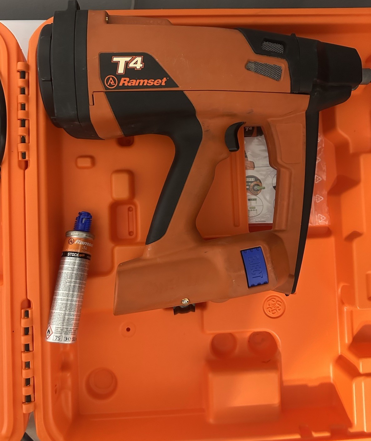 RAMSET T4SS Nail Gun Kit, GAS TOOL, CORDLESS, 2 BATTERIES, CASE AND CHARGER.