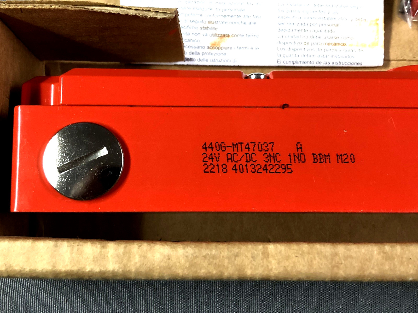Allen-Bradley 440G-MT47037 Guardmaster Interlock Switch 3NO/1 NC 24V AC/DC