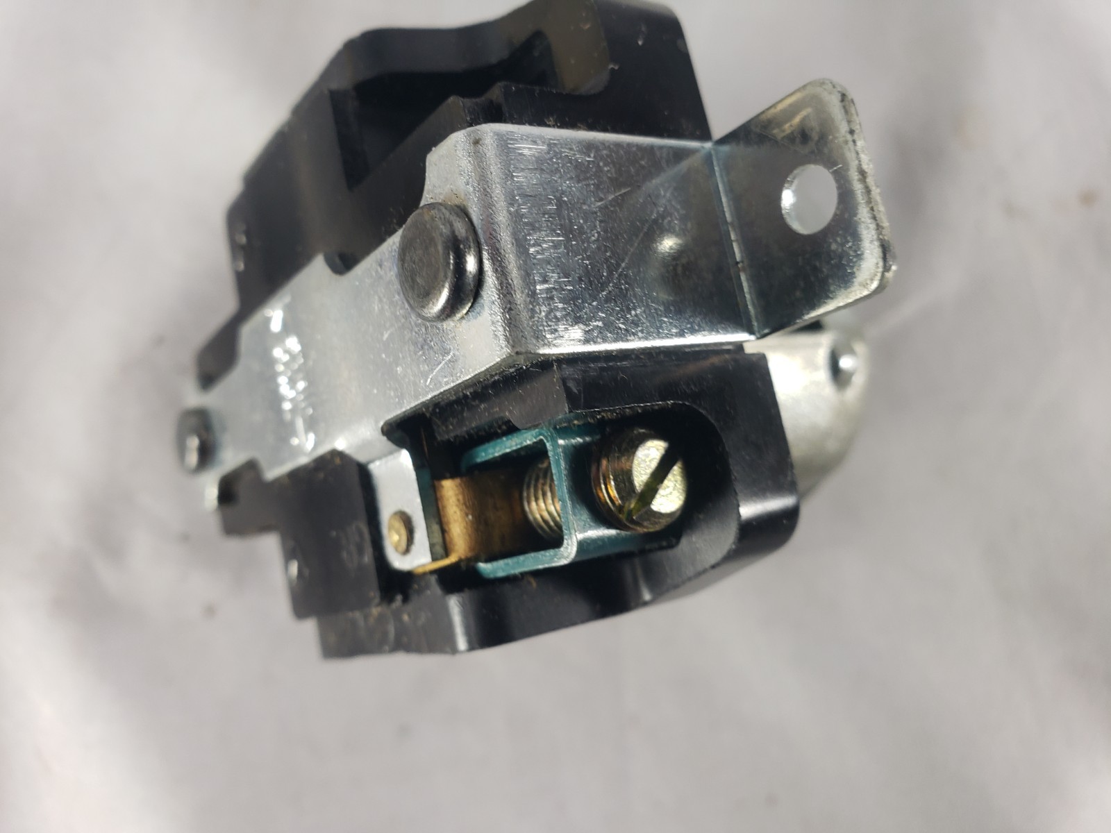 HUBBELL CS8269 50A 250V 2P 3W LOCKING RECEPTACLE UL TWISTLOCK NEW OLD STOCK