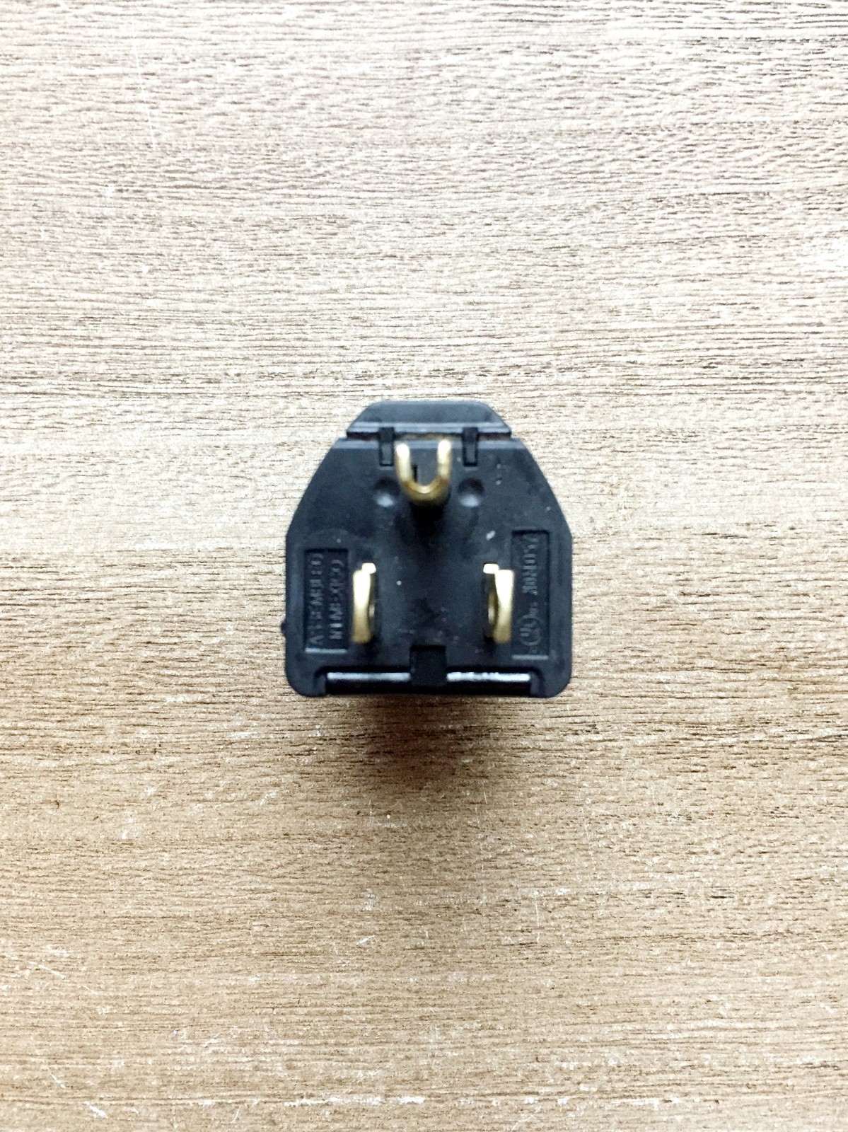 Leviton 2-Pole 3 Wire Grounding Plug 3W101-E NEMA 5-15P Clamptite Black – 2 Pcs