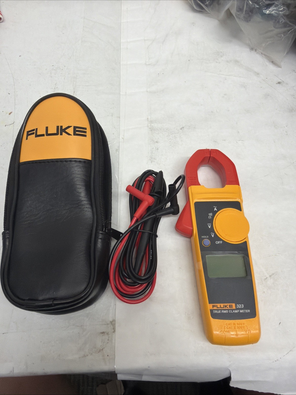 Fluke 323 True-RMS Digital Clamp Meter, 600V AC & DC Voltage, Carrying Case