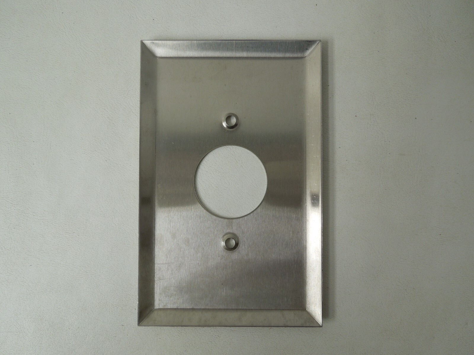Unknow Brand – 1-Gang Stainless Steel Plate Single Receptacle Opening 1.375″
