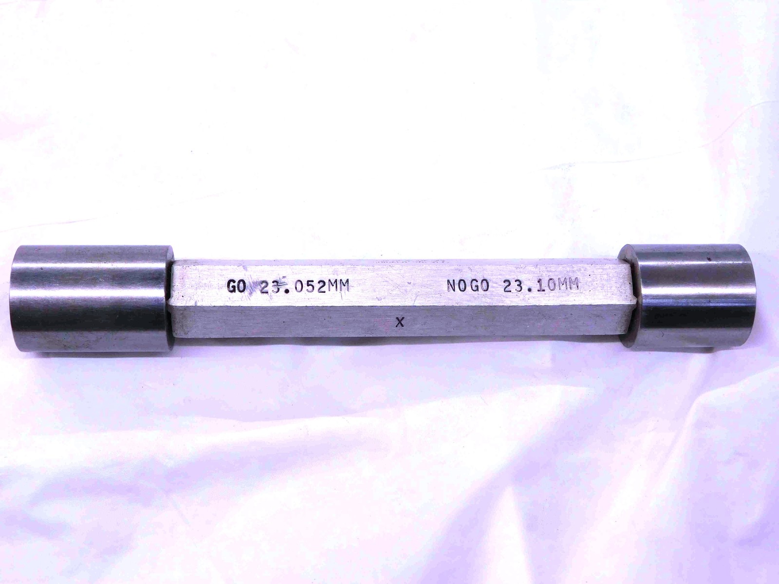 23.052 & 23.100 CL X METRIC PIN PLUG GAGE GO NO GO 23.000 +.052 23 .9076 23.10