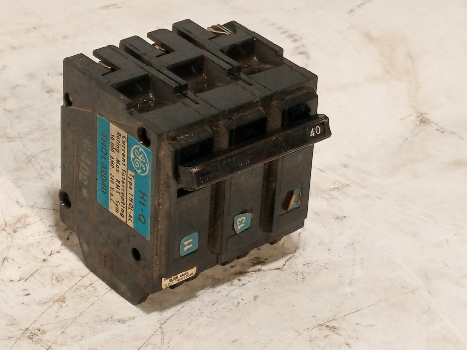 GE THQL32040 THQL-AC circuit breaker 40A 240VAC 3 pole common trip