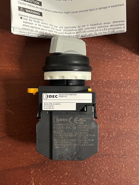 IDEC EU2B-YS211C / EU2BYS211C Haz Loc Selector Switch New