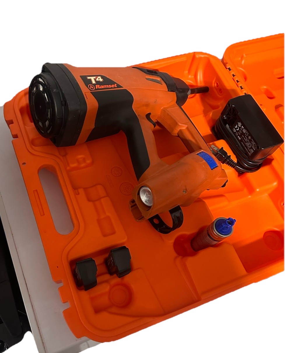 RAMSET T4SS Nail Gun Kit, GAS TOOL, CORDLESS, 2 BATTERIES, CASE AND CHARGER.