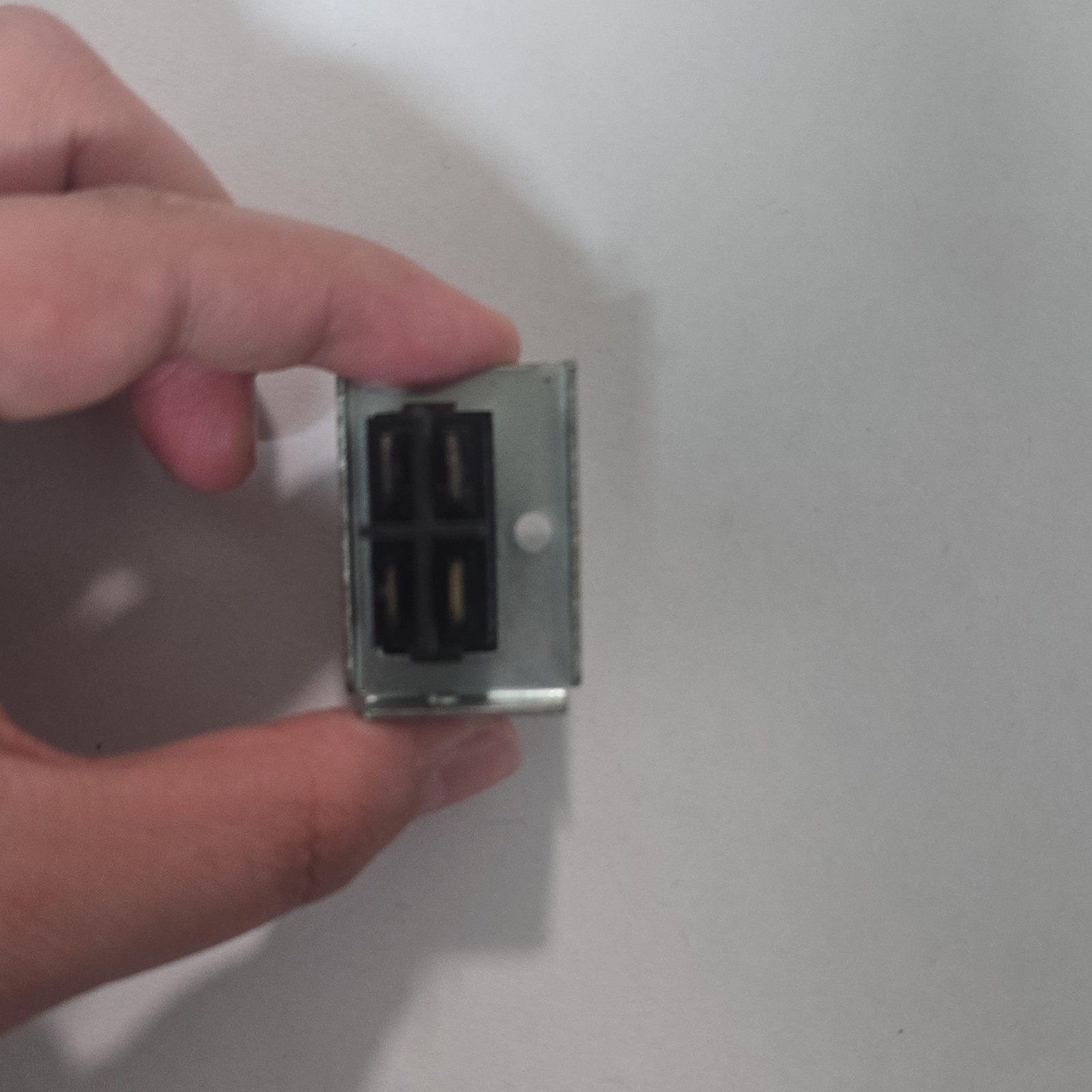 On/Off Decorator Rocker Switch I/O Black/White with Metal Mounting Bracket