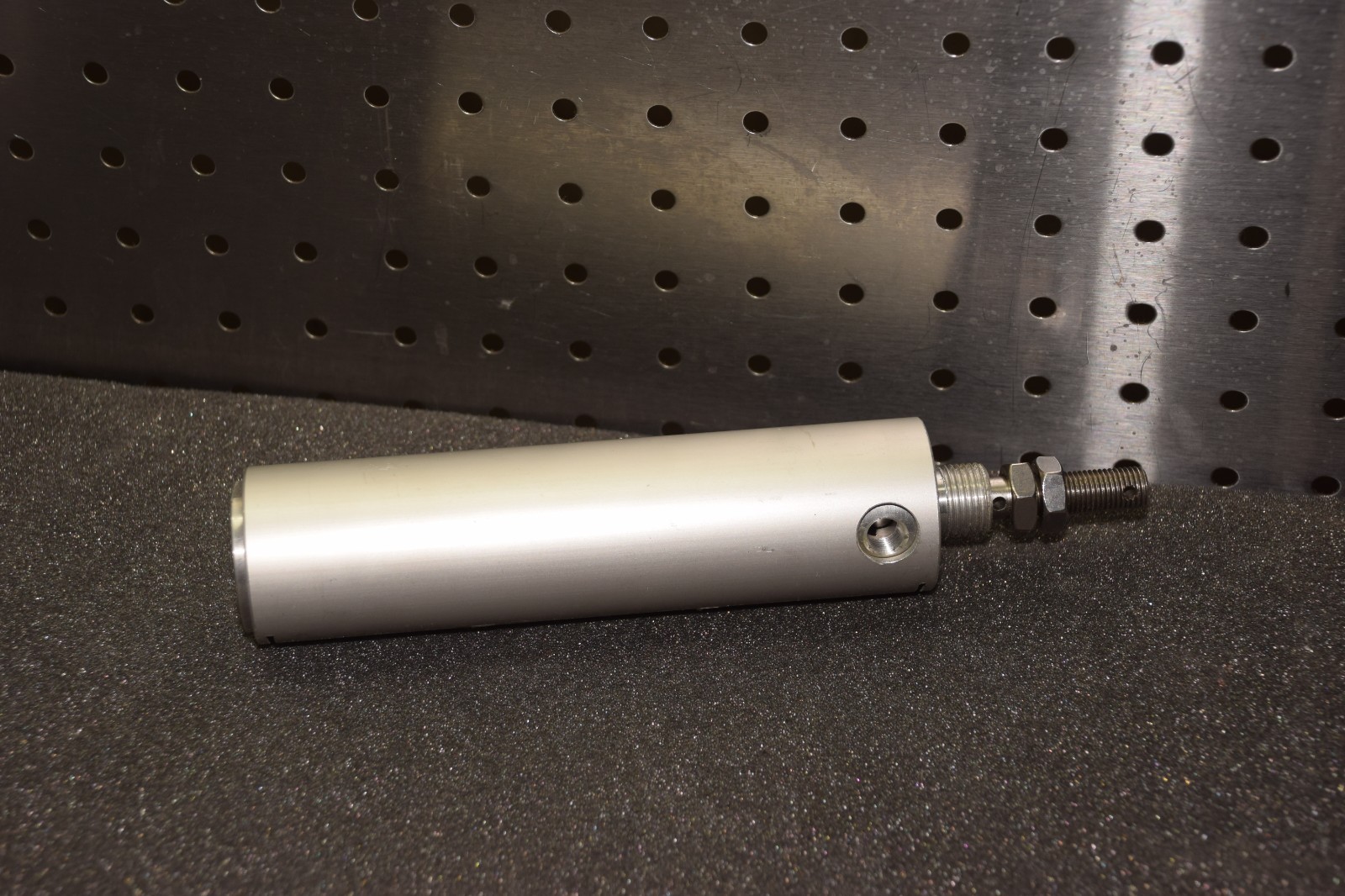 PNEUMATIC CYLINDER 7/16″ SHAFT 4″ STROKE 1-3/4″ BODY NO NAME NEW