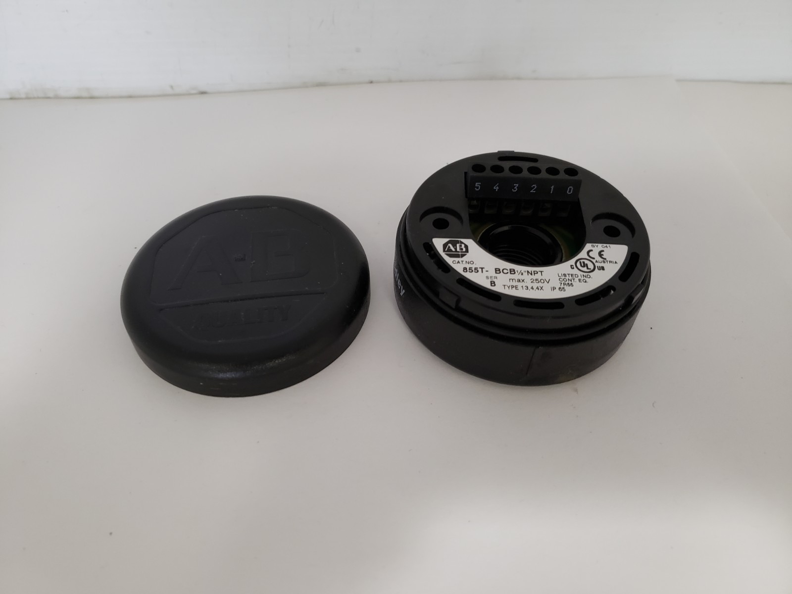 ALLEN BRADLEY 855-BCBC STACK LIGHT SURFACE MOUNT BASE SERIES B