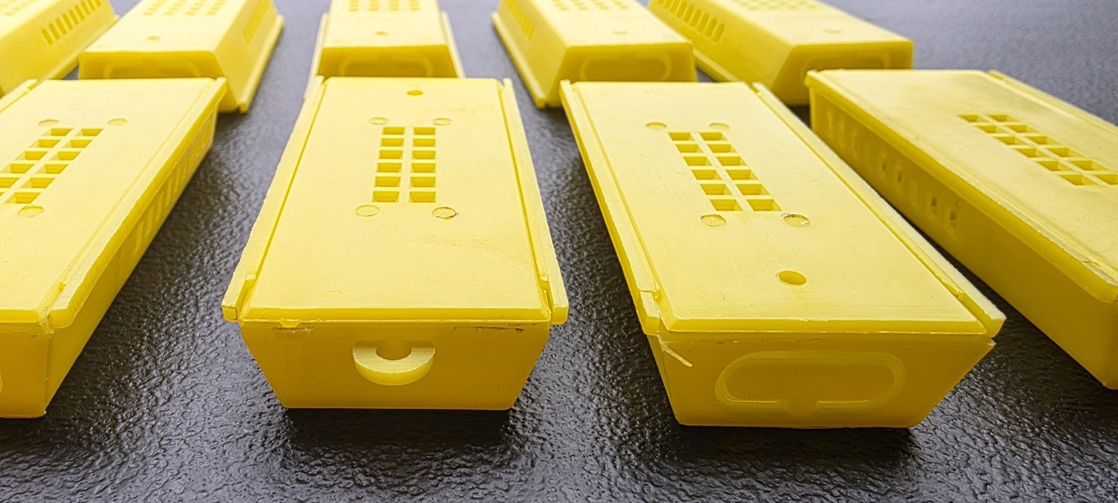 20 Pieces Yellow Queen Bee Butler Cage Catcher Trap Case Beekeeping Rearing Set
