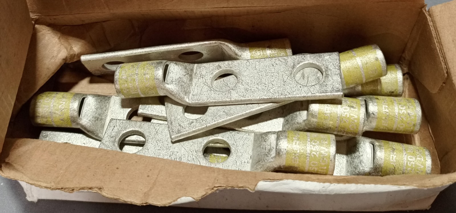 Lot Of 10 Burndy Hylug YA292LN